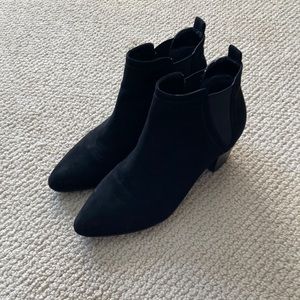 Unisa Black Suede Style Ankle Boots Booties Quilted Elastic Heel Size 8 Like New